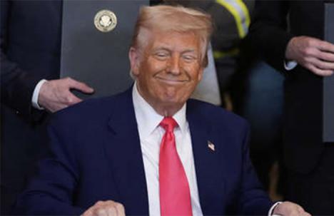 
'Me besan el trasero': Trump es un fantoche ridículo que se burla de los países a los que impuso aranceles. La respuesta china. Análisis
