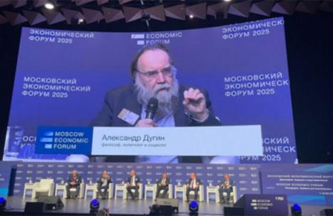 Aleksandr Dugin en el IEF-2025: «Demografía: tradición e industrialización»