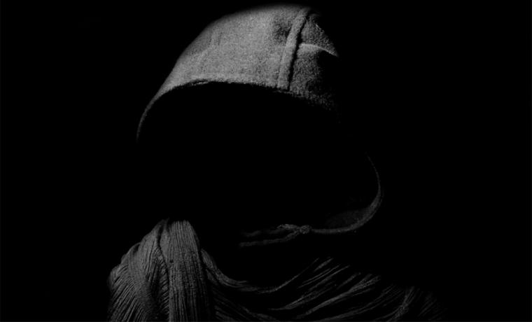 Más Allá de la Bipolaridad: Deconstruyendo el Teatro Ideológico de la Tecnocracia Globalista (I)