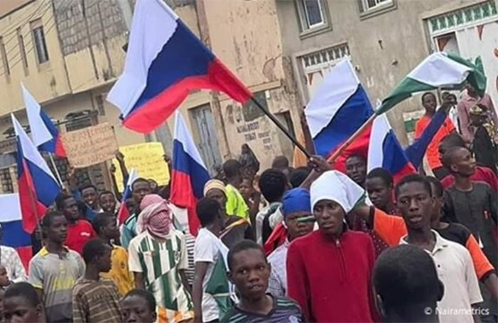 Nuevas protestas populares en Nigeria contra el gobierno prooccidental. La bandera rusa como símbolo de liberación nacional