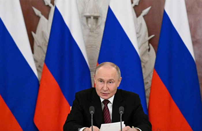 
Putin comparece de madrugada para devolver la pelota de las negociaciones al tejado de Kiev y sus amos ¿Y ahora qué?
