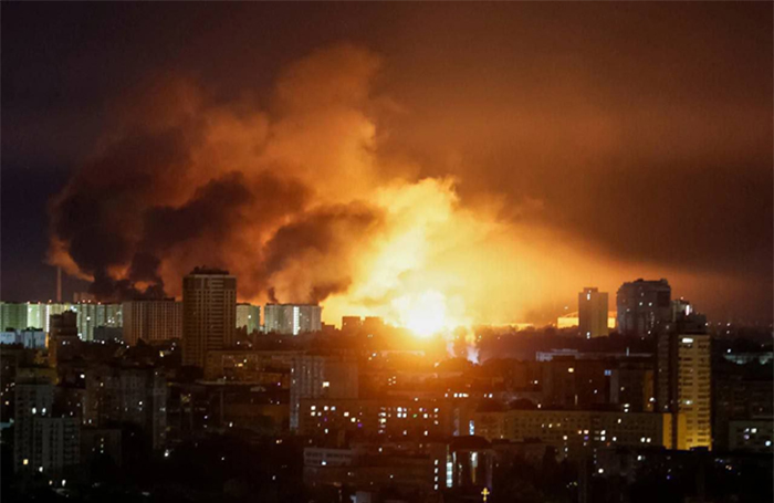 Rusia lanzó uno de los mayores ataques contra Kiev en meses mientras las nuevas tácticas rusas impulsan su avance en el frente