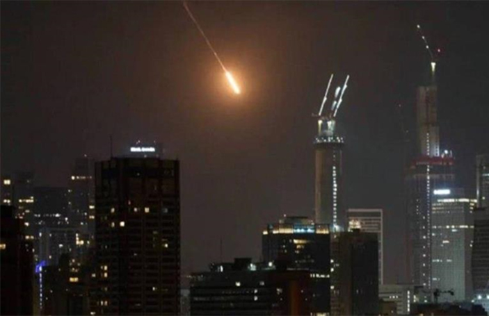 Irán ataca el centro financiero de Tel Aviv. Los misiles iraníes imparables a pesar de ser lanzados en oleadas pequeñas