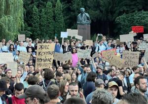 La tiranía se descompone: Protestas en Ucrania contra Zelesnky por la eliminación de las oficinas anticorrupción… pero ¿qué hay detrás? Análisis