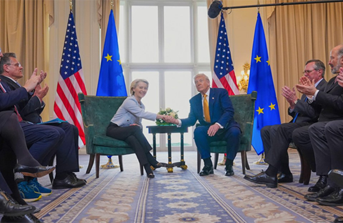 Un esperpento: La UE se arrodilla ante EEUU para que los europeos paguen la factura de las fantochadas de Trump. Análisis