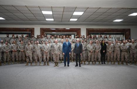 La histeria antirrusa no convence en las Fuerzas Armadas españolas, a las que la políticas del gobierno ha llevado a una crisis estructural