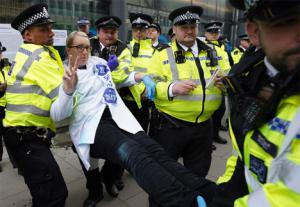 La democracia en Europa: En el Reino Unido, se arresta a un promedio de 30 personas diarias por expresiones “ofensivas” en la red
