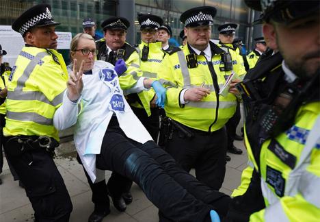 La democracia en Europa: En el Reino Unido, se arresta a un promedio de 30 personas diarias por expresiones “ofensivas” en la red