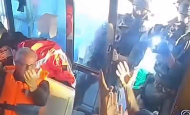 Israel asalta en aguas internacionales la flotilla que iba para Gaza. Los buques de la OTAN salieron huyendo… Les gusta el Plan-Estafa de Trump. Análisis