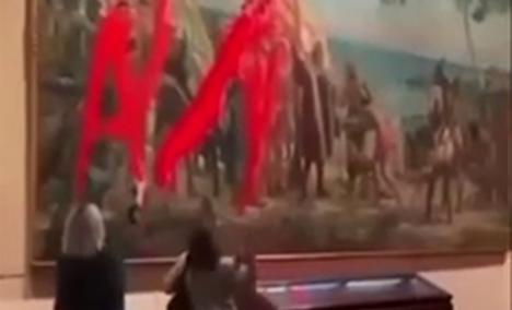 Dos sicarias de oligarcas yanquis vertieron pintura roja en el cuadro 'Primer homenaje a Cristóbal Colón', que cuelga en el Museo Naval de Madrid