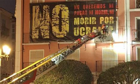 La alcaldesa de Burgos Cristina Ayala (PP) se burla de la libertad de expresión y ordena, con el dinero de todos, quitar una pancarta contra la guerra