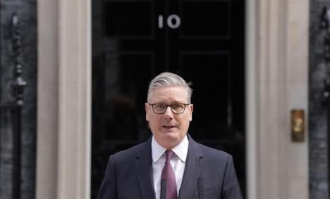 Crisis política en Gran Bretaña: el siniestro primer ministro Keir Starmer dimite entre cínicos sollozos… los que no tuvo por las niñas violadas