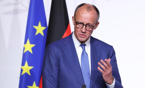 Alemania se prepara para la guerra, contra un enemigo al que espera contener