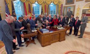 El chiste se cuenta solo: Trump, en delirium tremens, exige a Irán la rendición incondicional y escoger al nuevo líder de Irán. Análisis políticos