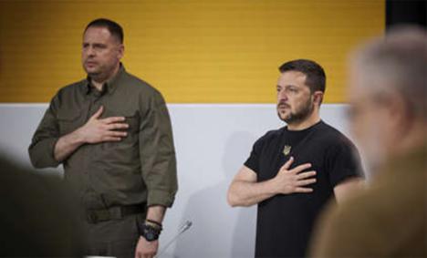 Cómo es posible que el círculo cercano de Zelenski se hunda en la corrupción y él no sepa nada